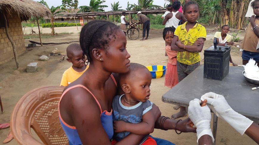 Un par un, les habitants viennent se faire prélever une goutte de sang.