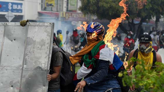 Un manifestant touché par un cocktail Molotov lors d'affrontements avec la police, pendant une manifestation contre un projet de réforme fiscale, à Cali, en Colombie, le 3 mai 2021. ©AFP - LUIS ROBAYO
