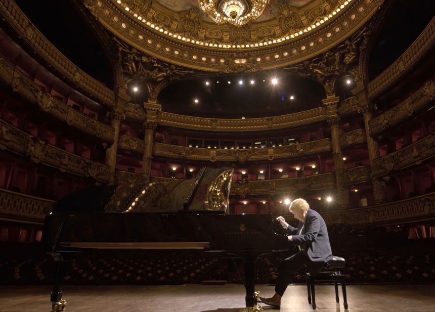 Odette semble minuscule sur l'immense scène du Palais Garnier.
