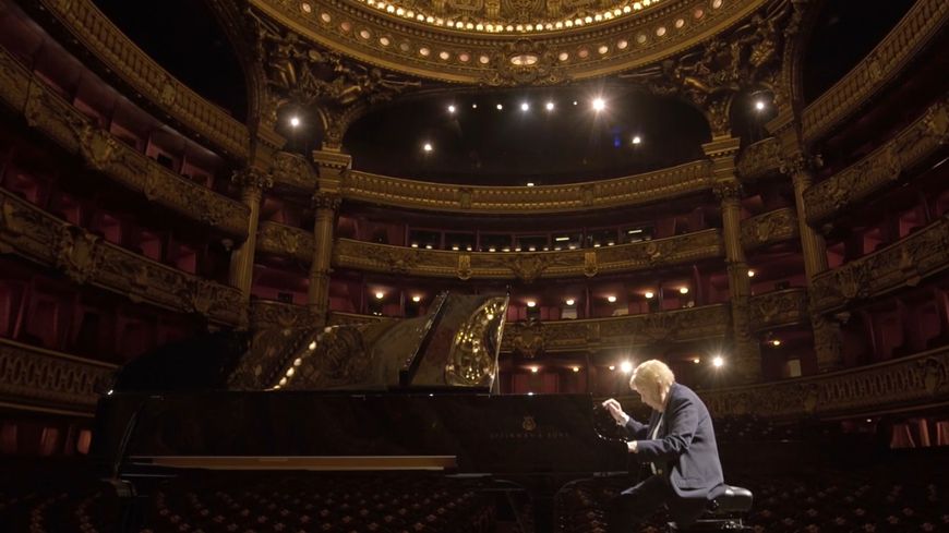 Odette semble minuscule sur l'immense scène du Palais Garnier.