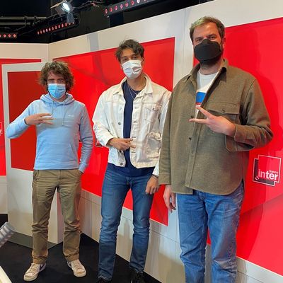 Le rappeur et chanteur Georgio avec Éric et Quentin.