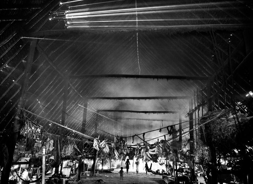 Intérieur de la hutte principale du village Maronal. Territoire Indigène de la vallée de Javari. Etat d'Amazonas, Brésil, 1998