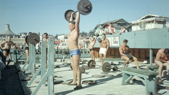 Musculation en plein air à Santa Monica, en 1956. ©Getty - Gene Lester