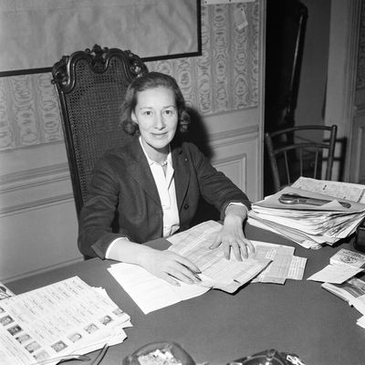 Portrait de Marie-Madeleine Fourcade, ancienne résistante et membre fondateur de l'Union pour la Nouvelle République (UNR), dans son bureau à Paris, France en 1958.