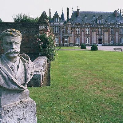 Buste de Guy de Maupassant (1850-1893) dans le jardin du château de Miromesnil (Seine-Maritime / Normandie) où il naquit.