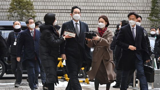 Lee Jae-yong, vice-président de Samsung Electronics, arrive au tribunal dans le cadre d'un procès pour corruption impliquant l'ancienne présidente sud-coréenne Park Geun-hye, à Séoul, le 18/01/2021. ©AFP - Jung Yeon-je