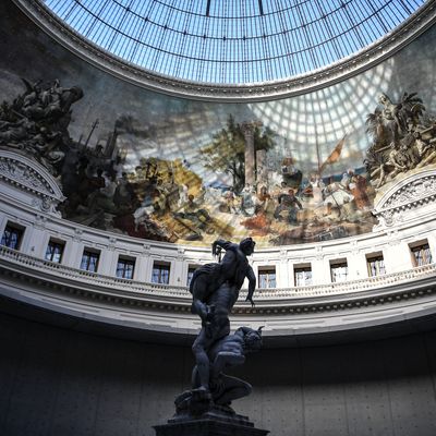 Le 22 mai 2021, à la collection Pinault de la Bourse de Paris, une sculpture de l'artiste suisse Urs Fischer