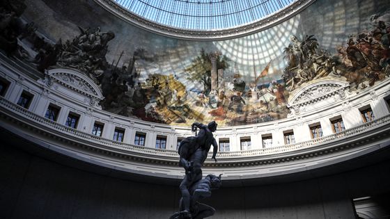 Le 22 mai 2021, à la collection Pinault de la Bourse de Paris, une sculpture de l'artiste suisse Urs Fischer ©AFP - Christophe ARCHAMBAULT