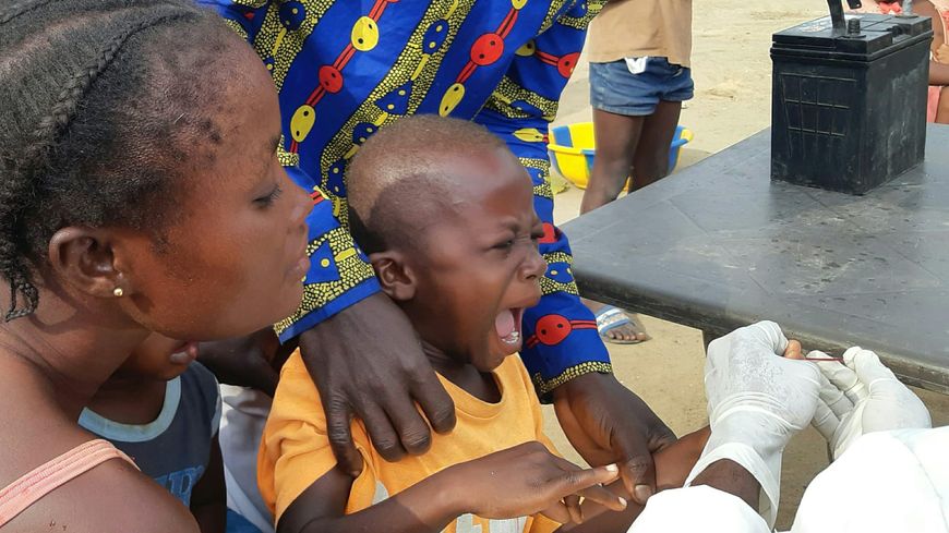 C'est au tour du petit garçon, qui comme tous les enfants, se met à pleurer.