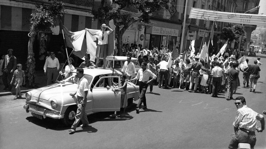 Scènes de liesse à Alger lors de l'indépendance de l'Algérie en 1962
