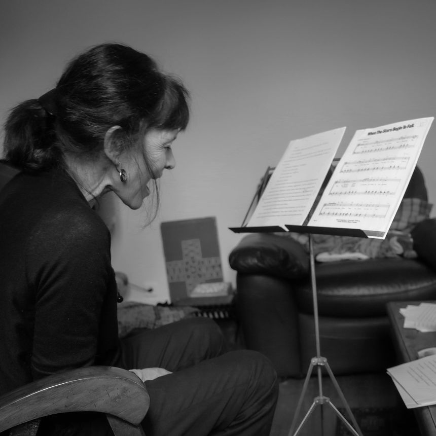Nancy Huston en répétition d'un prochain spectacle musical, adapté de son livre Les souliers d'or