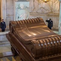 Emmanuel et Brigitte Macron devant le tombeau de Napoléon, commémoration du 200e anniversaire de sa mort, Chapelle Saint-Jérôme aux Invalides, 5 mai 2021.