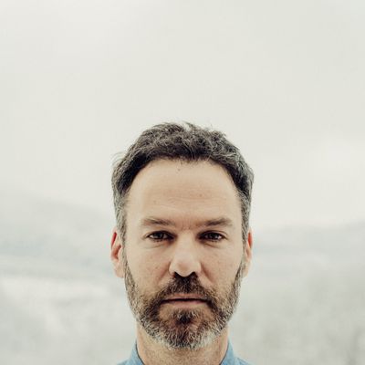 Portrait de l’auteur-compositeur-interprète Piers Faccini à l’occasion de la sortie de son neuvième album "Shapes of the Fall" (No Format).
