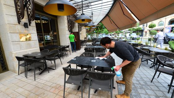 Bordeaux ce 18 mai 2021 : derniers préparatifs avant la réouverture de la terrasse du restaurant Le Clémenceau ©AFP - MEHDI FEDOUACH