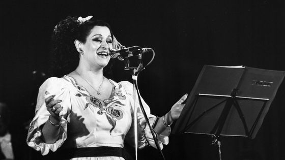 La chanteuse algérienne Warda al-Djazaïria lors du 25ème anniversaire de l'indépendance de l'Algérie en juillet 1987 à Alger ©Getty - Mohamed LOUNES