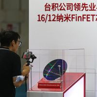 Un visiteur prend des photos d'une puce de Taiwan Semiconductor Manufacturing Company (TSMC) lors de la Conférence mondiale sur les semi-conducteurs 2020 à Nanjing, en Chine, le 26 août 2020.