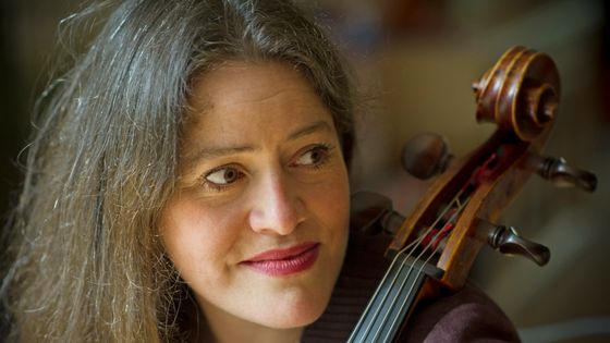 la violoncelliste Emmanuelle Bertrand - Photo by Jean-Baptiste Millot / Harmonia Mundi