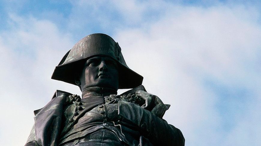 Statue de Napoléon Bonaparte (1769-1821), monument de la place d'Austerlitz consacré à l'empereur à Ajaccio, Corse
