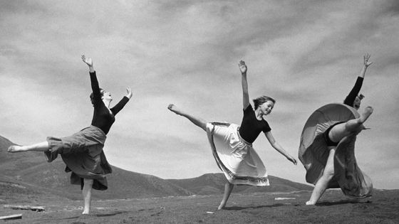 Membres de la troupe moderne d'Anna Halprin dans les collines de Stinson Beach, en Californie, aux Etats-Unis (1955) ©Getty - Ted Streshinsky Photographic Archive