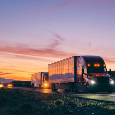 Une nuit aux côtés des routiers et à bord d'un bus parisien pendant le couvre-feu.