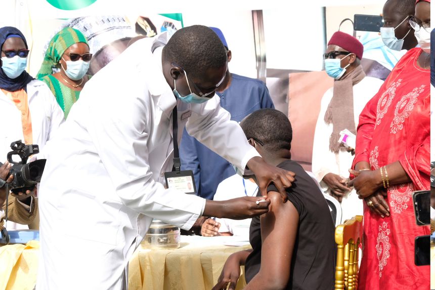 Le ministre de la santé du Sénégal se fait vacciner en février à Dakar