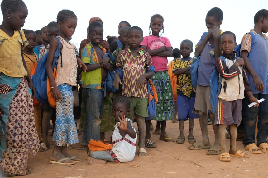 Jeunes enfants déplacés dans le nord du Burkina Faso dans la ville de Kaya