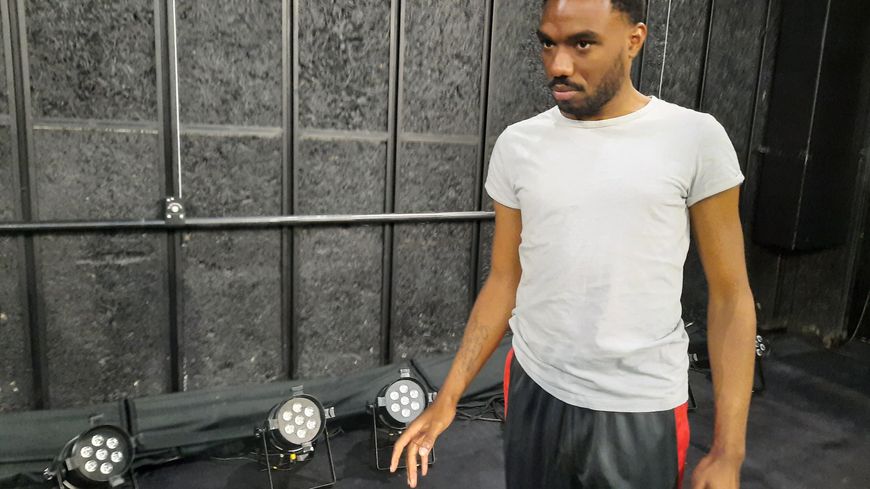 Clyde Yeguete, encore étudiant au conservatoire national joue le rôle de “L’Homme qui dormait sous mon lit”.