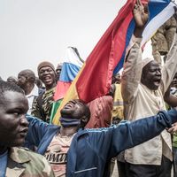 Des drapeaux russes et maliens sont agités par des manifestants à Bamako, lors d'une manifestation contre l'influence française dans le pays le 27 mai 2021.