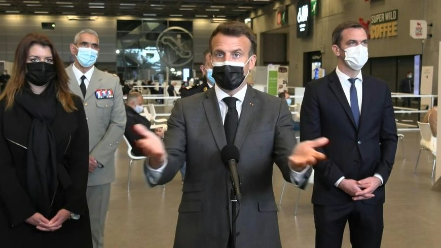 Emmanuel Macron inaugurait le premier vaccinodrome parisien, jeudi 6 mai.