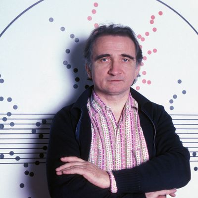Michel Magne, musicien et peintre, avec ses partitions de musique en tableaux en novembre 1977 à Paris
