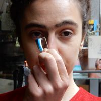 Zoé Besmond de Senneville, atteinte d'otospongiose, a écrit un podcast puis un récit sur ses oreilles qui n'entendent plus bien