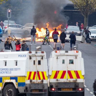 Des loyalistes bloquent une route avec des débris en feu sur Lanark Way à Belfast Ouest, le 19 avril 2021.