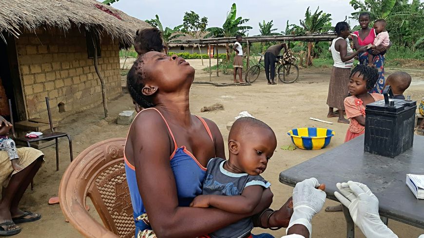 La jeune femme a amené ses deux enfants.