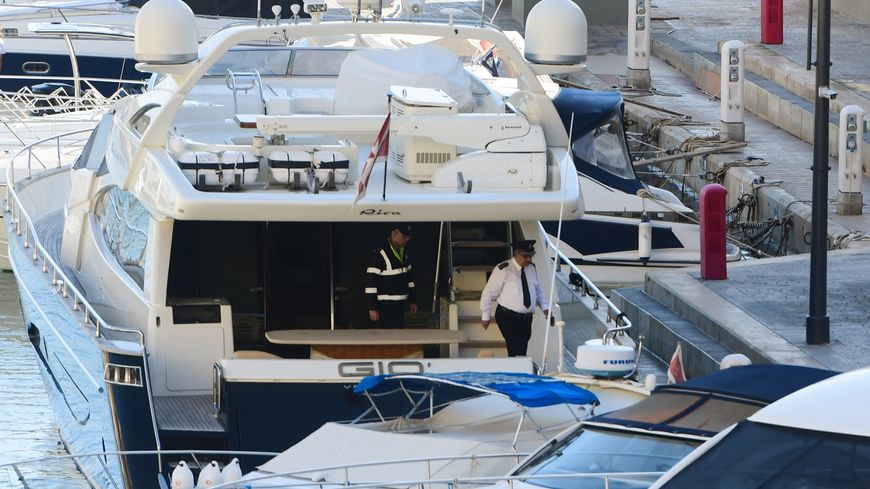 Les policiers maltais à bord du yacht de Yorgen Fenech lors de son arrestation.