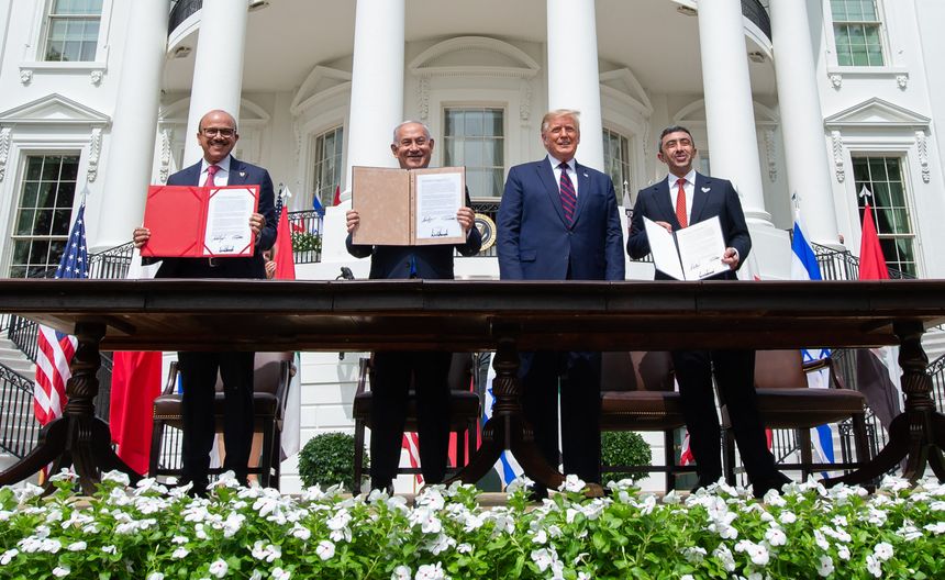 Signature des accords d'Abraham où les pays de Bahreïn et des Émirats arabes unis reconnaissent Israël, à la Maison Blanche à Washington, DC, le 15 septembre 2020.