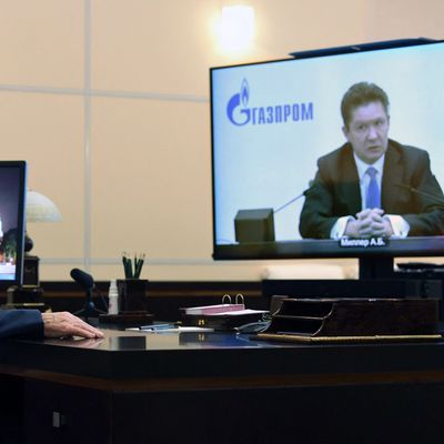 Le président russe Vladimir Poutine tient une réunion avec le PDG de Gazprom Alexei Miller par vidéoconférence à la résidence d'État de Novo-Ogaryovo, près de Moscou, le 19 janvier 2021.