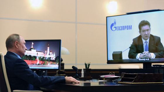Le président russe Vladimir Poutine tient une réunion avec le PDG de Gazprom Alexei Miller par vidéoconférence à la résidence d'État de Novo-Ogaryovo, près de Moscou, le 19 janvier 2021. ©AFP - ALEXEY NIKOLSKY