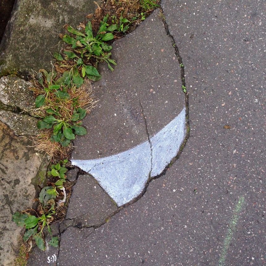 "la culotte sur bitume", 2016. Peinture acrylique sur fissures.
