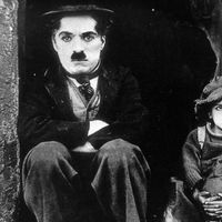 Image du "Kid" (1921) Charlie Chaplin avec le jeune Jackie Coogan