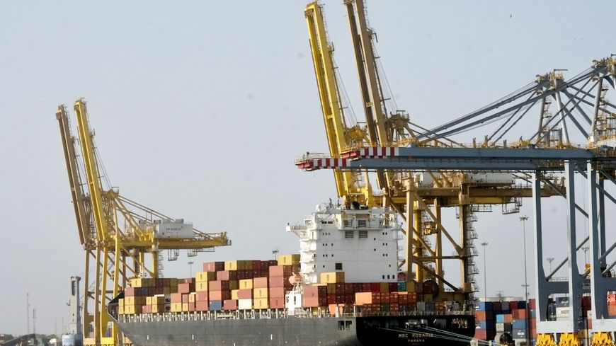 Le port de Dakar, où arrive une grande partie des importations du Sénégal.