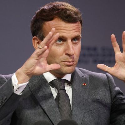 Les gestes du président Macron lors de son discours à Kigali, pour l'inauguration du centre culturel francophone du Rwanda, le 27 mai 2021.