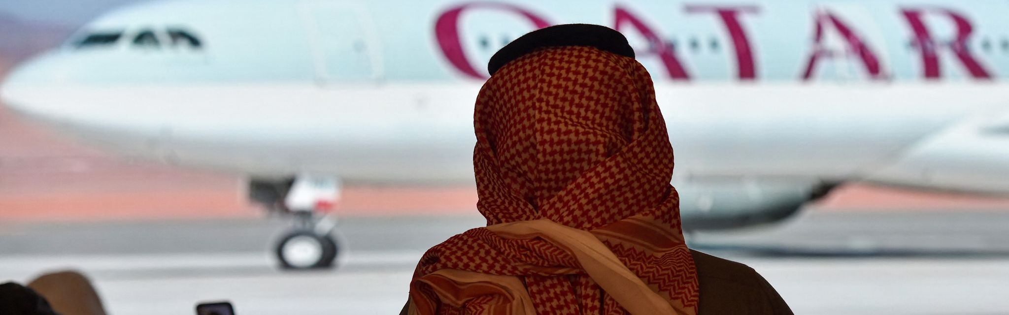 Tout a commencé à al-Ula, en Arabie saoudite, avec la réconciliation entre le Qatar et ses voisins du Golfe : Ici, l’arrivée de l’avion officiel qatari, le 5 janvier 2021, après 3 années de brouille.