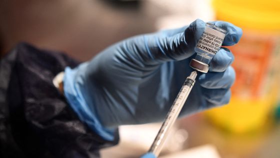 Une infirmière prépare une seringue contenant une dose du vaccin Pfizer-BioNtech Covid-19, dans un centre de vaccination à Quimper. ©AFP - FRED TANNEAU