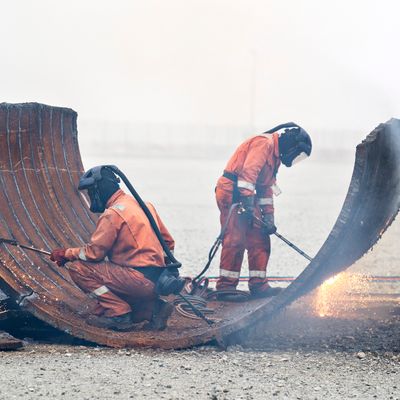 Des travaux de mise à la casse et de recyclage des plateformes du champ Tyra sont en cours dans le port de Frederikshavn au Danemark, le 15 septembre 2020.