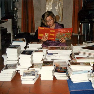 Clémentine Mélois à neuf ans, au milieu des 365 livres envoyés par Gallimard après qu’elle a remporté un concours d’écriture (comme elle le raconte dans "Dehors, la tempête", éd. Grasset)