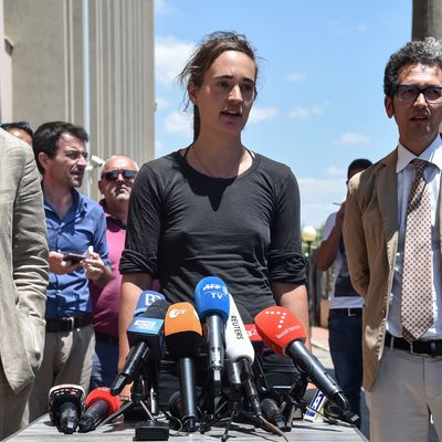 Le capitaine allemand du Sea-Watch 3 Carola Rackete donne une conférence de presse flanquée de ses avocats devant le palais de justice de la ville d'Agrigente, le 18 juillet 2019.