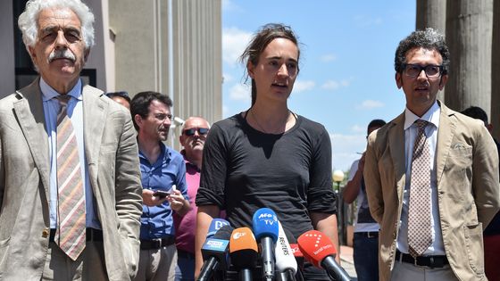 Le capitaine allemand du Sea-Watch 3 Carola Rackete donne une conférence de presse flanquée de ses avocats devant le palais de justice de la ville d'Agrigente, le 18 juillet 2019. ©AFP - ANDREAS SOLARO