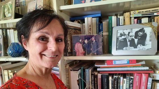 Sur la photo à droite de l’étagère, dans l’appartement familial de Jérusalem, on voit la jeune Florence Pavaux au côté du premier secrétaire du Parti Socialiste. ©Radio France - Frédéric Métézeau