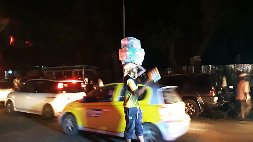 Embouteillages de nuit, sur la route de l'aéroport à Kinshasa.