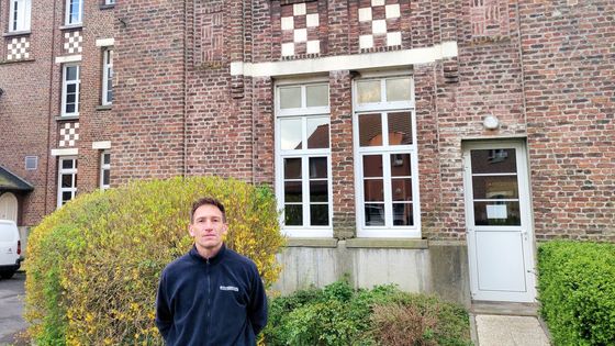 Après vingt-trois ans d'usine, Gérald Wattelet travaille depuis la mi-avril au grand air. Il est technicien de maintenance dans un foyer de vie accueillant des adultes en situation de handicap mental. ©Radio France - Thomas Giraudeau